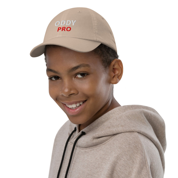 Oddy Pro Youth baseball cap worn by a smiling boy, showcasing a stylish design for training and outdoor fun.